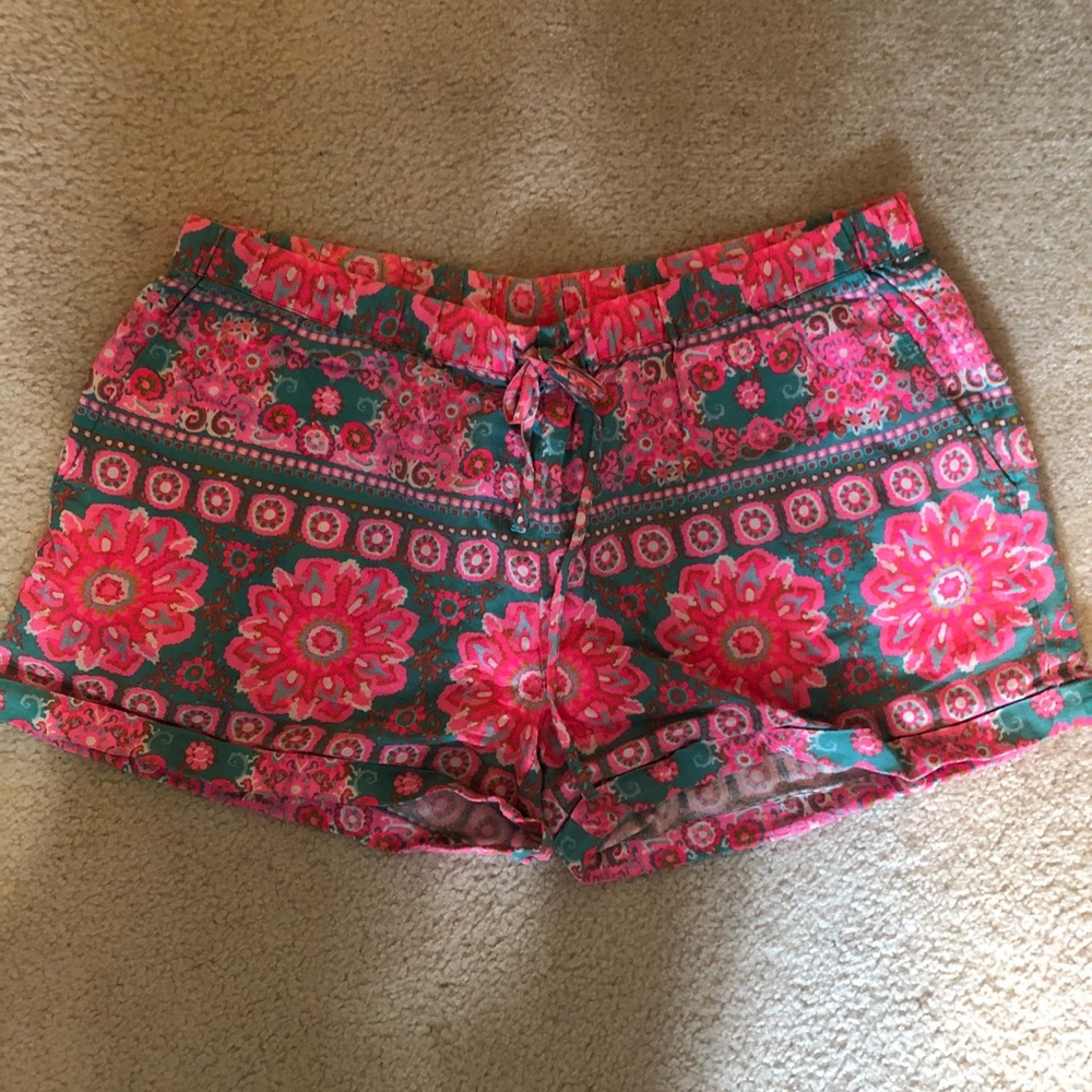 Vineyard Vines patterned shorts!